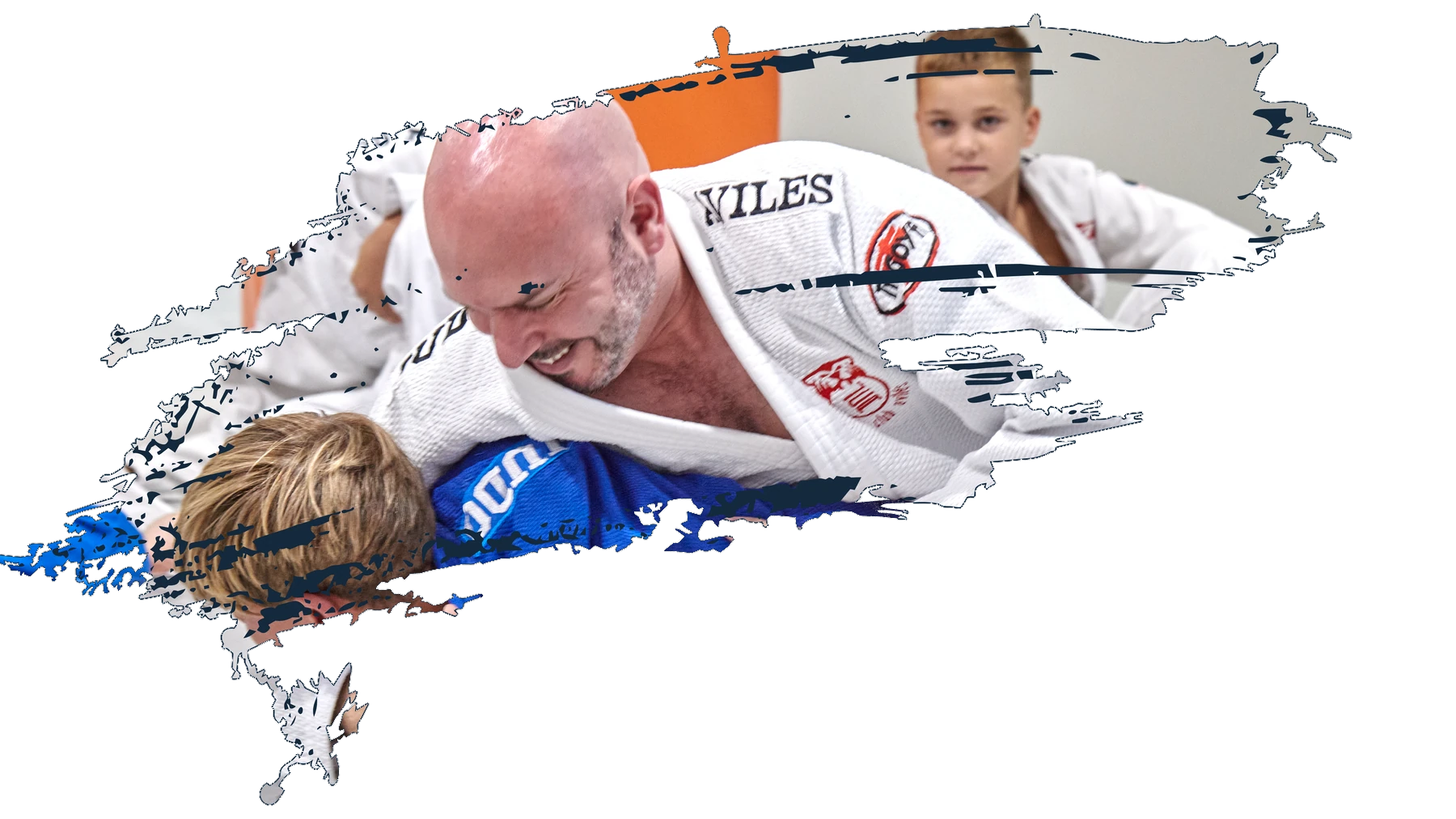 Dos judocas en trabajo de suelo durante una clase del Judo Club Avilés.
